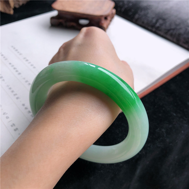 Natural Burmese Jadeite Bracel - Lighting & Home Decor Studio recension och pris
